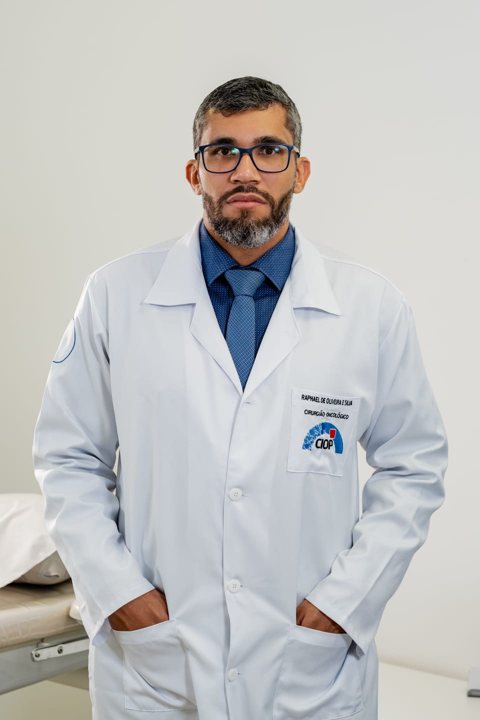 Dr. Raphael de Oliveira e Silva, médico responsável pela avaliação cirúrgica, em consultório