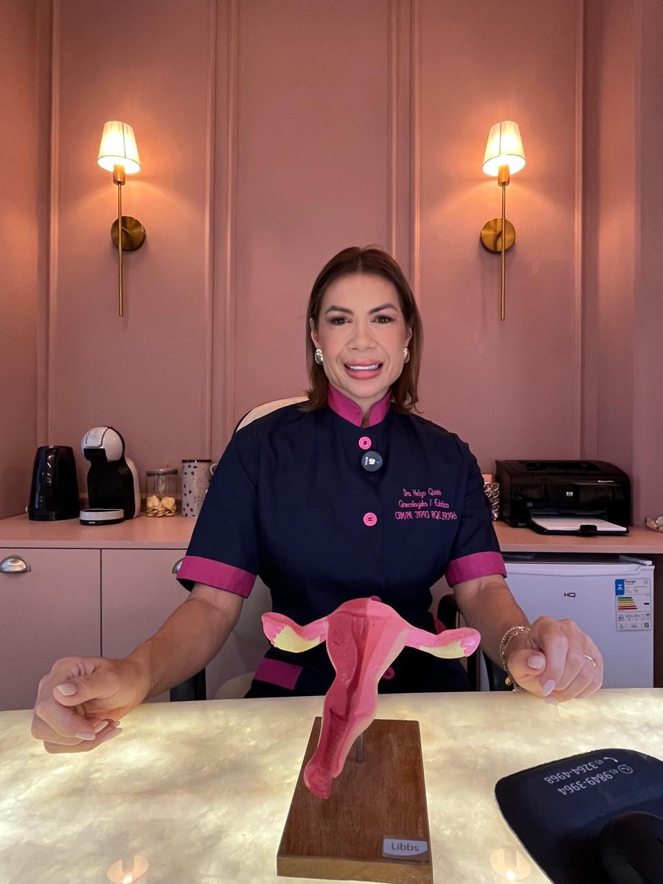 Dra. Helga Quarin em seu consultório com modelo anatômico do útero