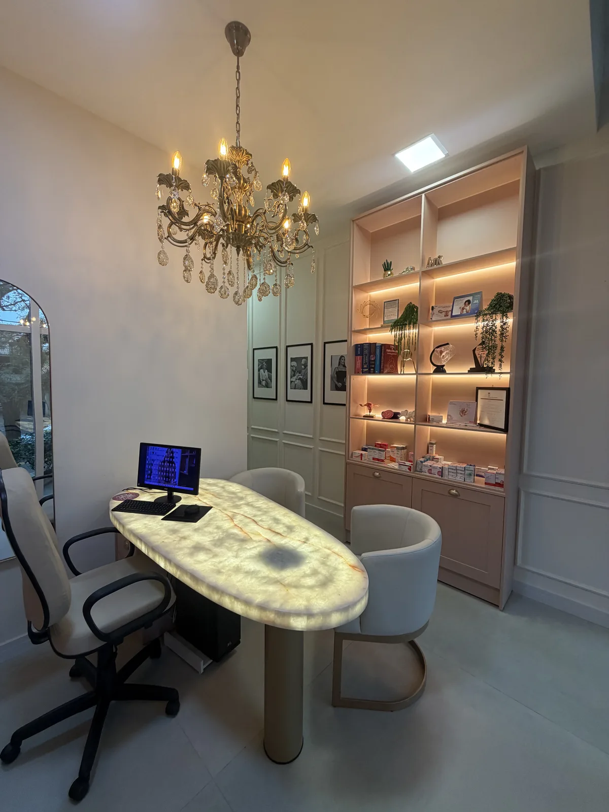 Consultório da Dra. Helga Quarin com mesa iluminada e ambiente acolhedor